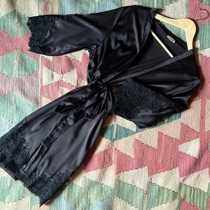 Le Rose KARUNA LACE TRIM ROBE Black XS/S